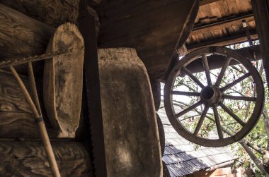 Tahta tekerlek, yalak, küvet ve tırmık. Klasik el yapımı ev yapımı ürünler..