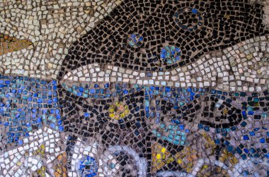 Deniz güdüleri olan mavi ve beyaz altın mozaiği. Küçükten bir duvarın dekoru.