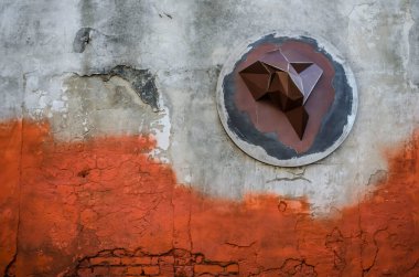 Ön duvardaki metal soyut heykel. Grunge fotoğraf arkaplanı..