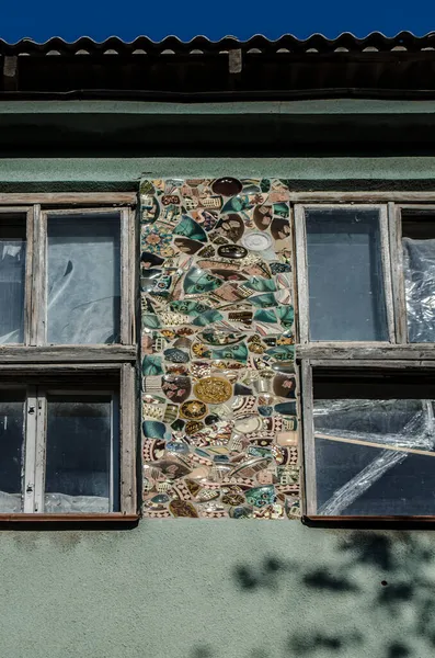 Mosaico Cerâmica Quebrada Pintada Mão Fragmento Decoração Parede Uma Fábrica — Fotografia de Stock
