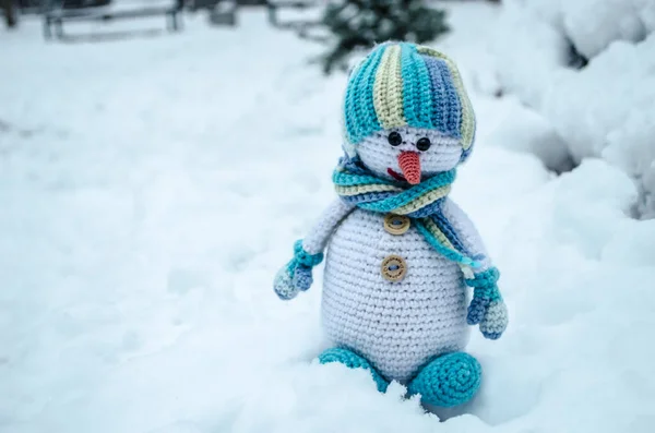 Snowman Hat Scarf Crocheted Sitting Snow — Stock Photo, Image