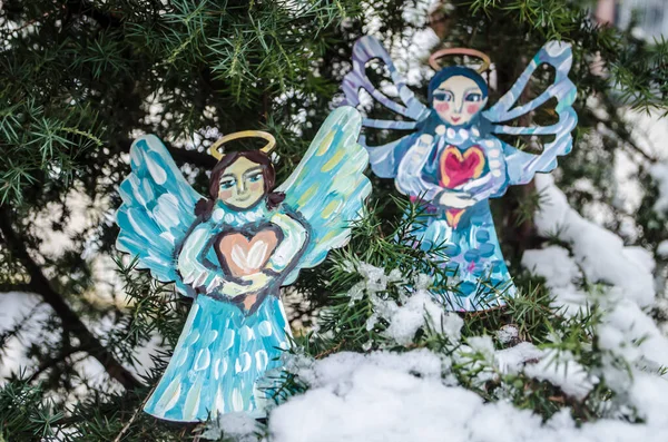 Акрил Нарисовал Деревянного Ангела Фоне Рождественской Елки — стоковое фото