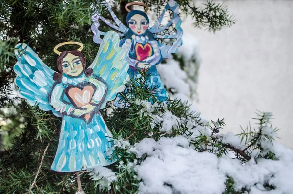 Акрил Нарисовал Деревянного Ангела Фоне Рождественской Елки — стоковое фото