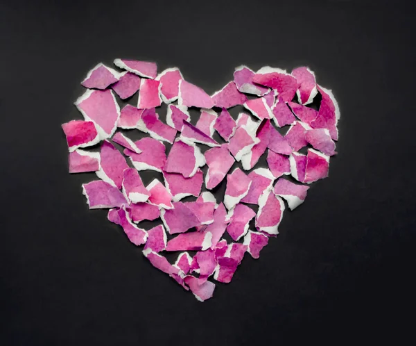 Siyah Arka Planda Pembe Suluboya Kağıtlarından Yapılmış Bir Kalp Sevgililer — Stok fotoğraf