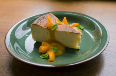 Bulanık deniz arka planında pembe manolya. Bahar fotoğrafı