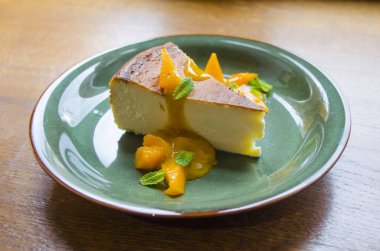 Bulanık deniz arka planında pembe manolya. Bahar fotoğrafı