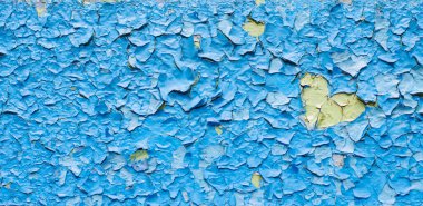 Mavi arka plan, Ukrayna 'da sarı kalp huzurunu simgeliyor. Eski ahşap boyalı yüzey dokusu. Kırık boyalı eski püskü tahtalar..