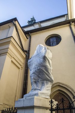 Lviv tarihi heykelleri bombalamadan korur. Ukrayna 'da savaş fotoğrafı.