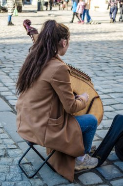 Bulanık deniz arka planında pembe manolya. Bahar fotoğrafı
