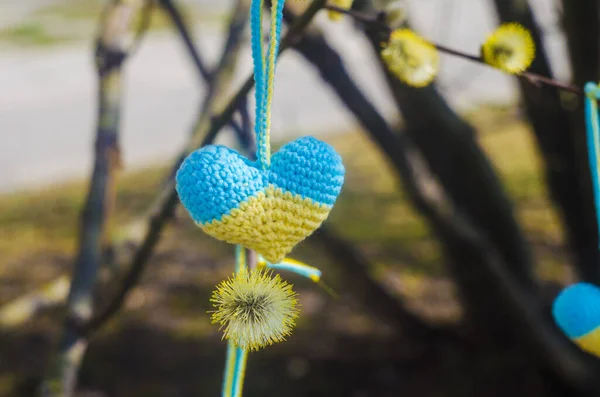 Gehäkeltes Gelbes Und Blaues Herz Auf Einem Unscharfen Natürlichen Hintergrund — Stockfoto