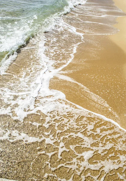 Kum sahili, kayalar ve deniz köpüğü. Doğal deniz manzarası fotoğrafı..
