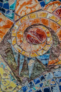 Mozaik, elementlerin motifleriyle renklendirilmiş. Otantik Bulgar dekorunun küçük bir parçası.
