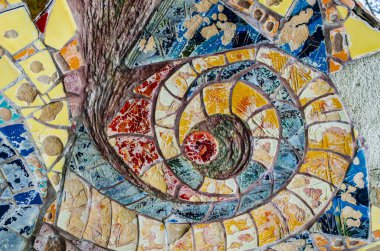 Mozaik, elementlerin motifleriyle renklendirilmiş. Otantik Bulgar dekorunun küçük bir parçası.