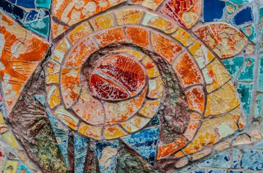 Mozaik, elementlerin motifleriyle renklendirilmiş. Otantik Bulgar dekorunun küçük bir parçası.