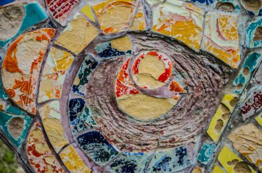 Mozaik, elementlerin motifleriyle renklendirilmiş. Otantik Bulgar dekorunun küçük bir parçası.