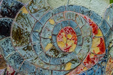 Mozaik, elementlerin motifleriyle renklendirilmiş. Otantik Bulgar dekorunun küçük bir parçası.