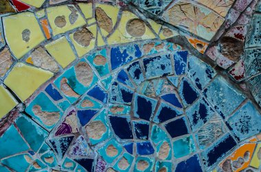 Mozaik, elementlerin motifleriyle renklendirilmiş. Otantik Bulgar dekorunun küçük bir parçası.