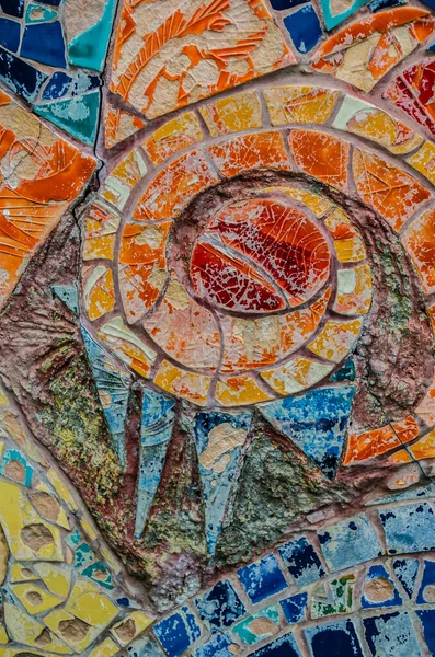 Mozaik, elementlerin motifleriyle renklendirilmiş. Otantik Bulgar dekorunun küçük bir parçası.