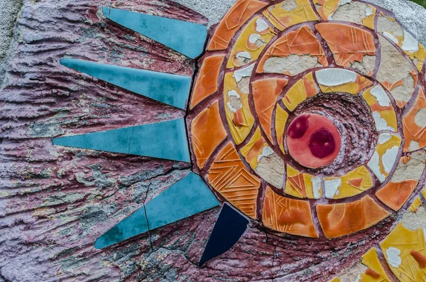 Mozaik, elementlerin motifleriyle renklendirilmiş. Otantik Bulgar dekorunun küçük bir parçası.