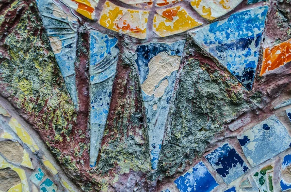 Mozaik, elementlerin motifleriyle renklendirilmiş. Otantik Bulgar dekorunun küçük bir parçası.