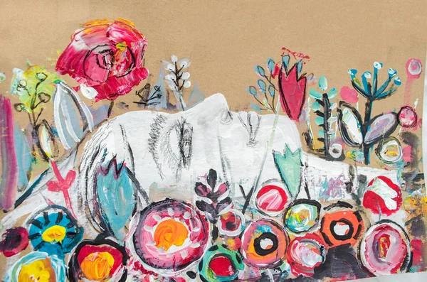 Kraft kartonunda çimenlerin üzerinde yatan akrilik resim. Yüz boyama ve dekoratif çiçekler..