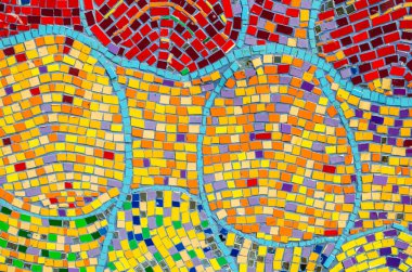 Mozaik, elementlerin motifleriyle renklendirilmiş. Otantik Bulgar dekorunun küçük bir parçası.