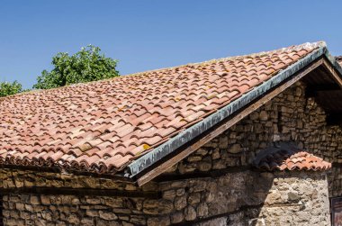 Nessebar 'ın eski kalıntıları. Kırmızı tuğladan antik bir taş..