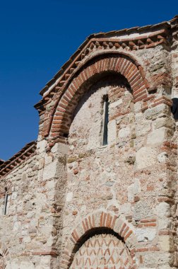 Nessebar 'ın eski kalıntıları. Kırmızı tuğladan antik bir taş..