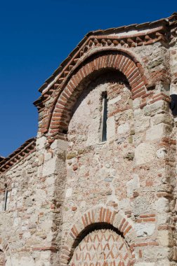 Nessebar 'ın eski kalıntıları. Kırmızı tuğladan antik bir taş..