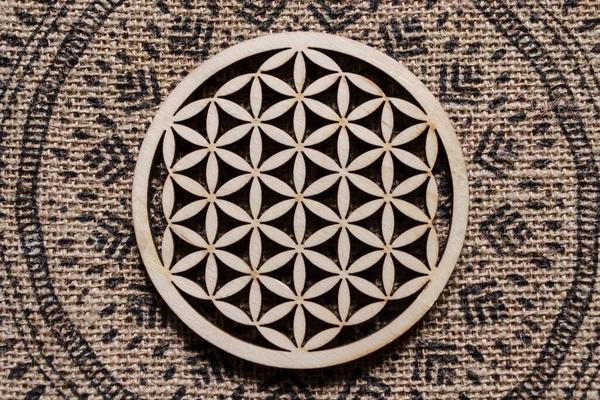 装飾が施された麻のテーブルクロスの背景に命の木の花 神聖な幾何学の写真 — ストック写真