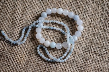 Bilezik ve doğal su taşından yapılmış kolye. Mücevher fotoğrafı..