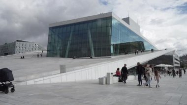 Oslo, Norveç. Eylül 2021. Şehir merkezindeki Norveç Opera ve Bale binasının dış görünüşü.