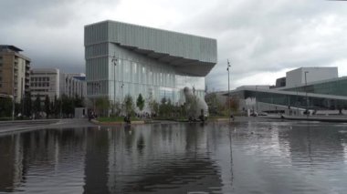 Oslo, Norveç. Eylül 2021. Şehir merkezindeki bir halk kütüphanesi olan Deichman Bjrvika 'nın dış görünüşü