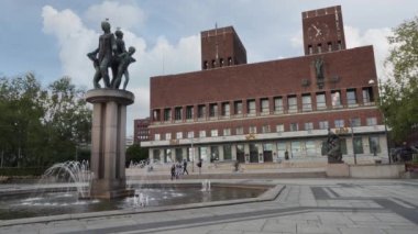Oslo, Norveç. Eylül 2021 şehir merkezindeki belediye binasının dış görüntüsü.