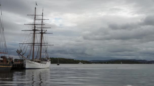 挪威奥斯陆 2021年9月 一艘停泊在城市港口的老式木制帆船 — 图库视频影像