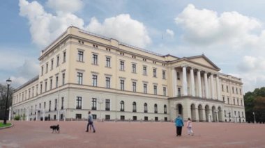 Oslo, Norveç. Eylül 2021. Şehir merkezindeki kraliyet sarayının dış görünüşü.