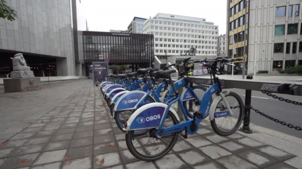 오슬로 노르웨이 2021 중심가의 보도에서 고용하기 자전거 — 비디오