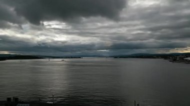 Oslo, Norveç. Eylül 2021. Gün batımında limanın hızlandırılmış görüntüsü