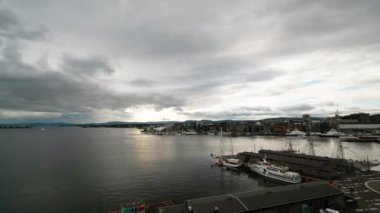 Oslo, Norveç. Eylül 2021. Gün batımında limanın hızlandırılmış görüntüsü