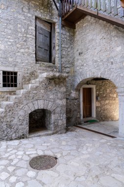 Tramonti di Sotto, İtalya. Eylül 2021. Kuzey İtalya 'da eski bir kırsal binanın iç avlusu.