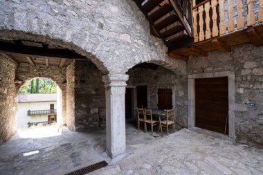 Tramonti di Sotto, İtalya. Eylül 2021. Kuzey İtalya 'da eski bir kırsal binanın iç avlusu.