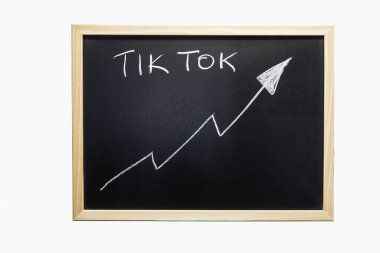 Udine, İtalya. Ekim 2021. Tik Tok 'un büyüme eğilimi grafiği tahtada