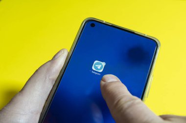  Udine, İtalya. Ekim 2021. Cep telefonundaki Telegram uygulamasına tıklayın 