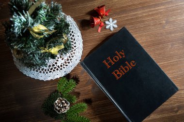 Noel zamanı masanın üzerindeki İncil kitabı.