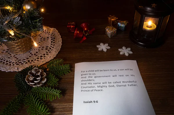 Karácsonyi Biblia Vers Gyertyákkal Háttérben — Stock Fotó