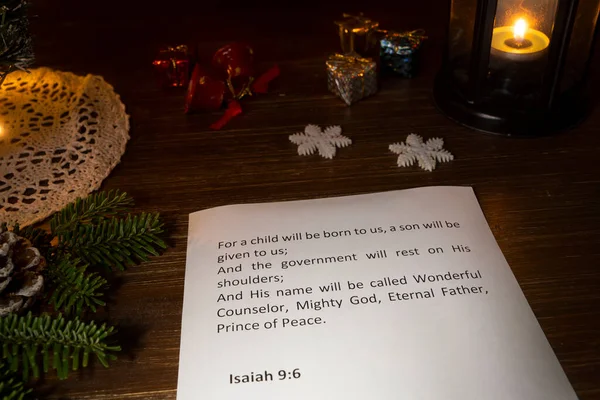 Weihnachtsbibelvers Mit Kerzen Auf Dem Hintergrund — Stockfoto