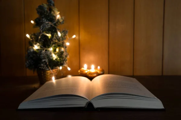Libro Bíblico Sobre Una Mesa Tiempo Navidad — Foto de Stock