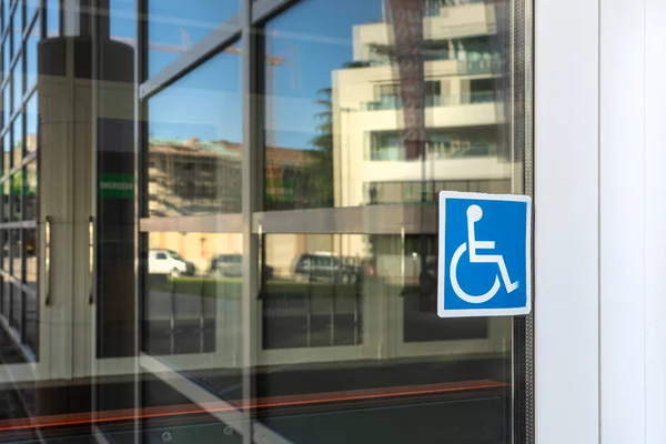 Autocolante Que Indica Entrada Para Deficientes Vidro Uma Porta — Fotografia de Stock