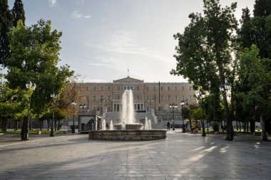 Atina, Yunanistan. Kasım 2021 'de Sintagma Meydanı' ndaki fıskiye ile parlamento binası arka planda.