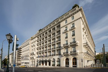 Atina, Yunanistan. Kasım 2021. Syntagma Meydanı 'ndaki Grande Bretagne Oteli' nin panoramik dış görünüşü
